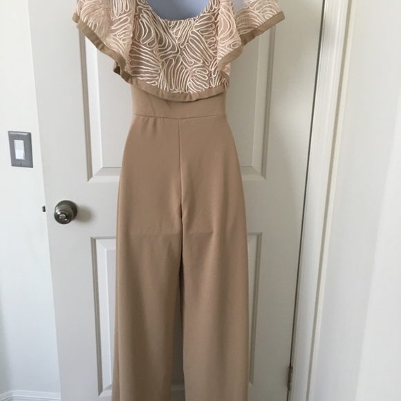 Va Va Voom. Women cream Jumpsuit. Sample model. - Picture 4 of 5